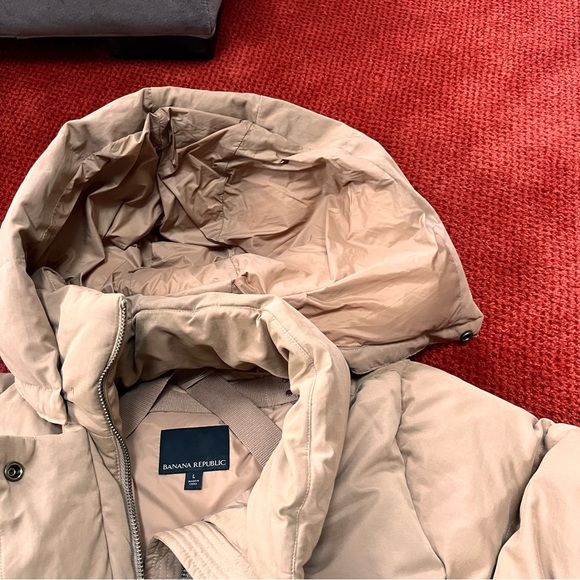 ♥️HostPick♥️Tan Banana Republic short puffer jacket, size large - Picture 2 of 9